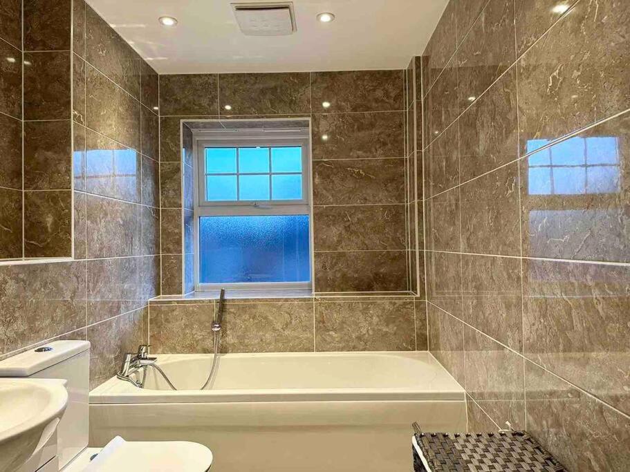 Serene Home Ideally Connected To Central London 布罗姆利 外观 照片